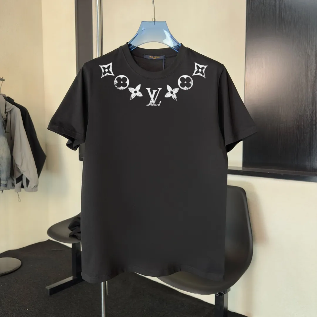 《LV~ 》 2026New Arrival Quality T ， , Versatile Quality ！ ‼ 32 G ‼ ， ， ， ， T 🤪 Sizes：S-M-L-XL-2XL ：Black，White， Same Style